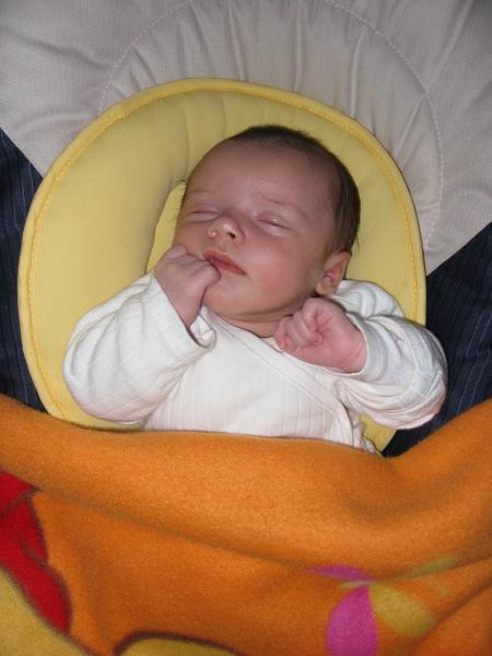 Pour dormir, Emma prend toutes les positions!