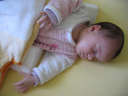 Emma fait la sieste.