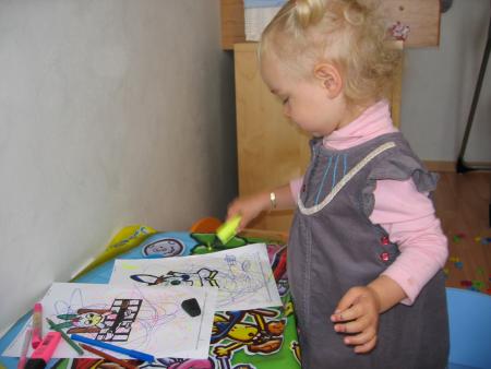 Je fais du coloriage.