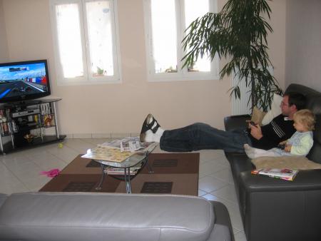 Je fais la course de voitures avec papa!