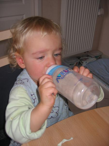 Je bois mon biberon toute seule!