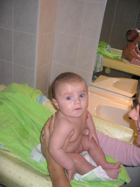 Emma tient sa t�te.